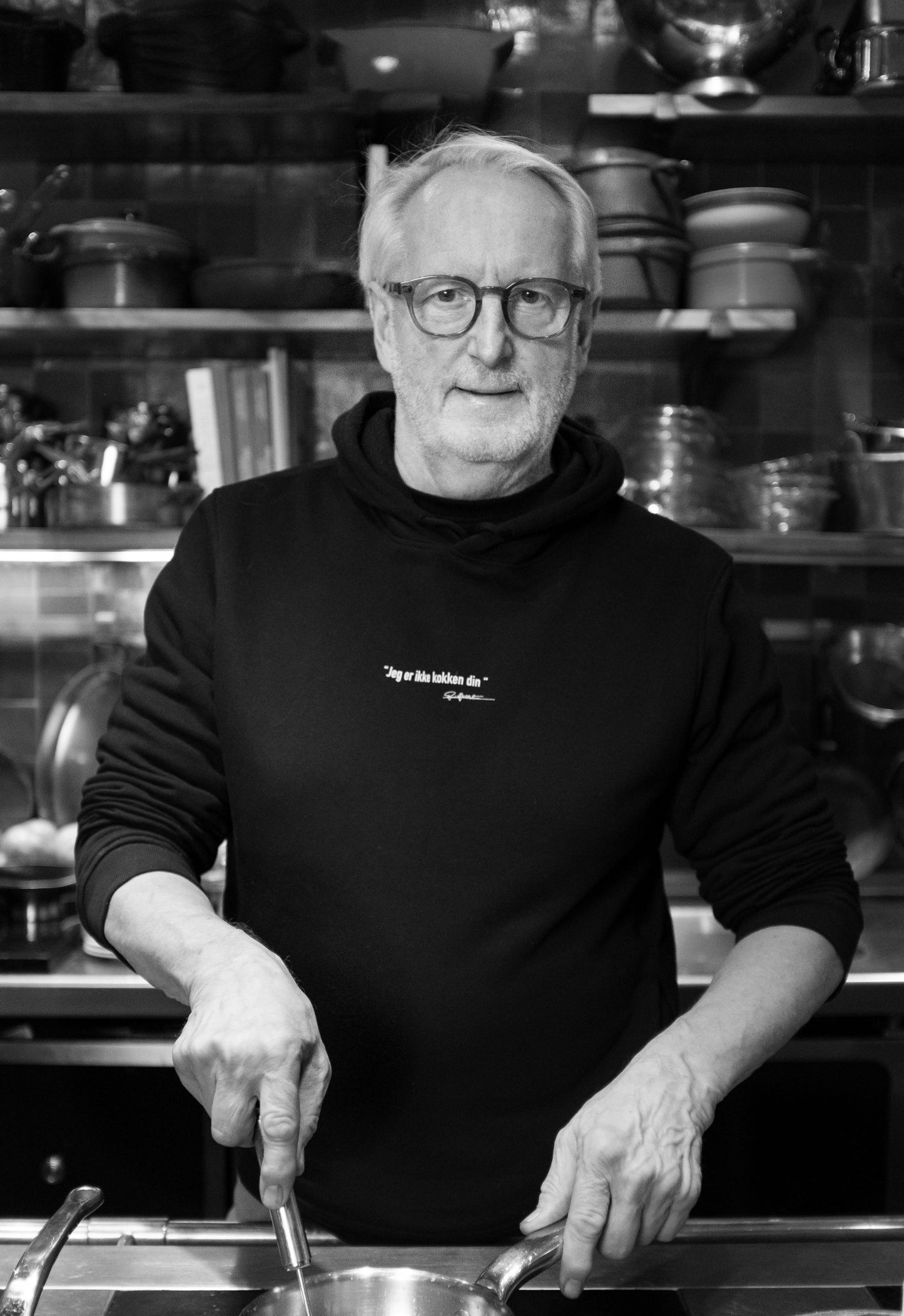 Hettegenser med velkjent Hellstrøm-sitat.