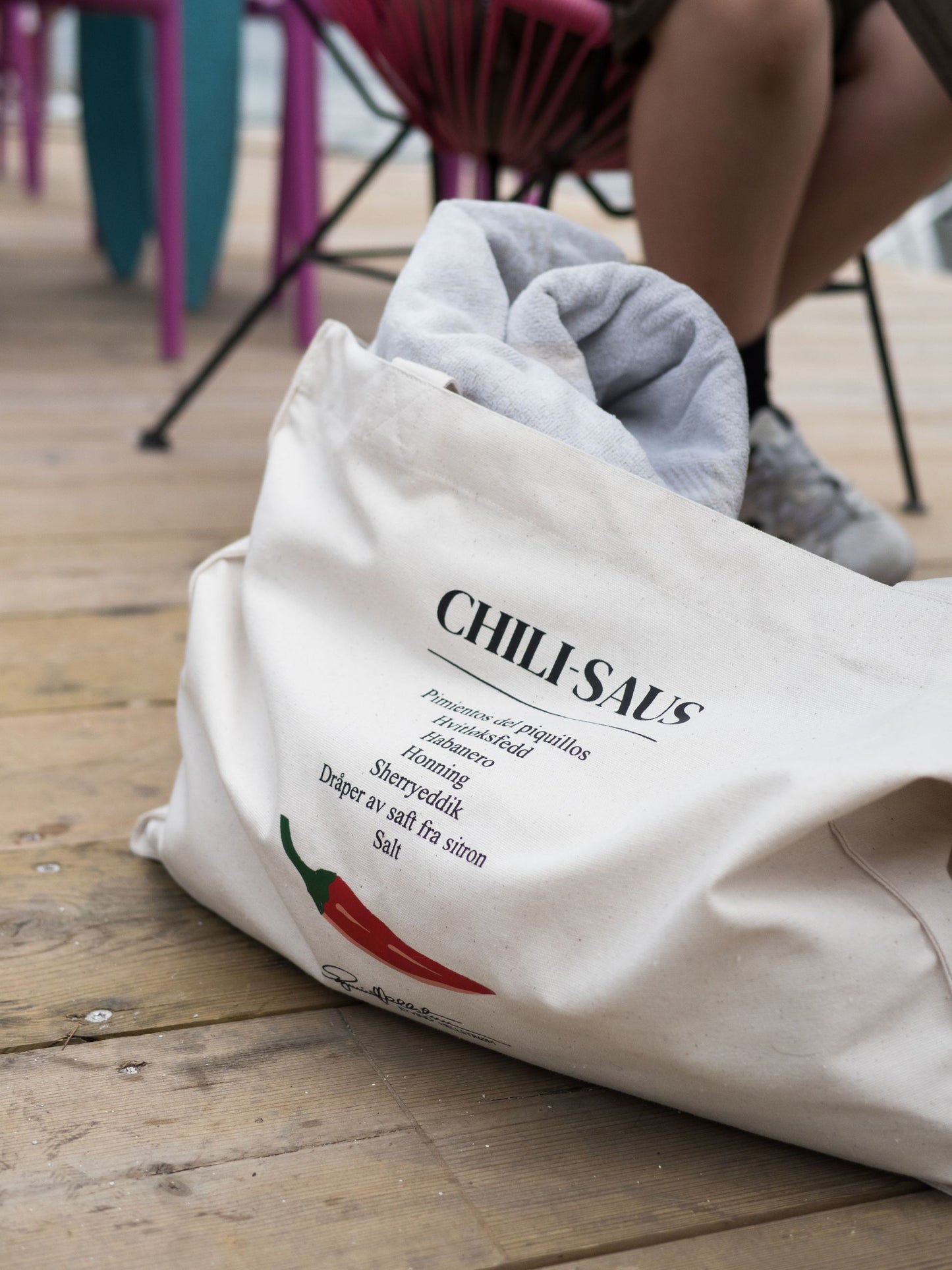 Handlenett med en av Hellstrøms oppskrift på chili-saus.